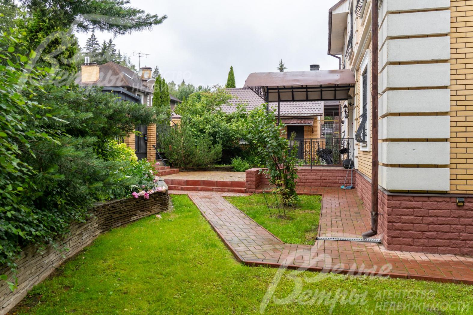 Дорожки на участке уложены плиткой