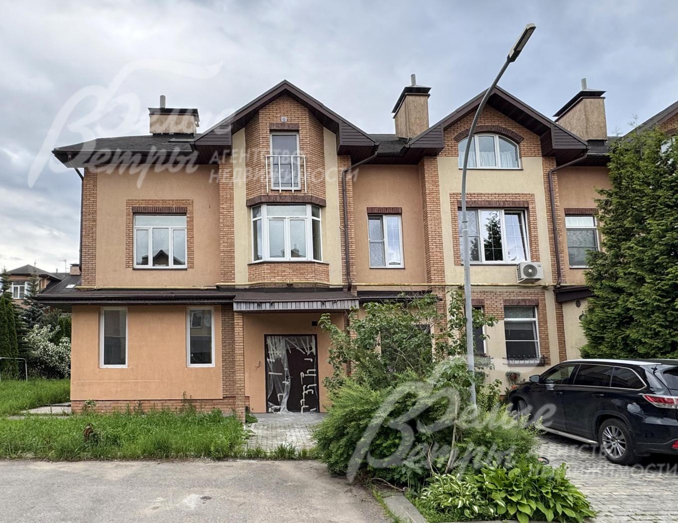 Торцевой таунхаус современной архитектурной концепции