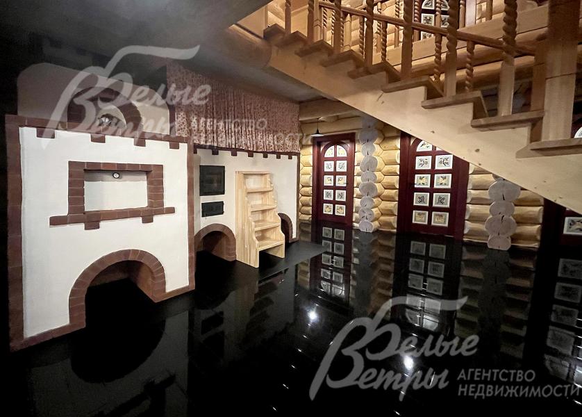 Центральный элемент кухни-столовой – кирпичная русская печь ручной работы: на печи - просторная лежанка размером с двуспальную кровать и специальная лестница для подъёма