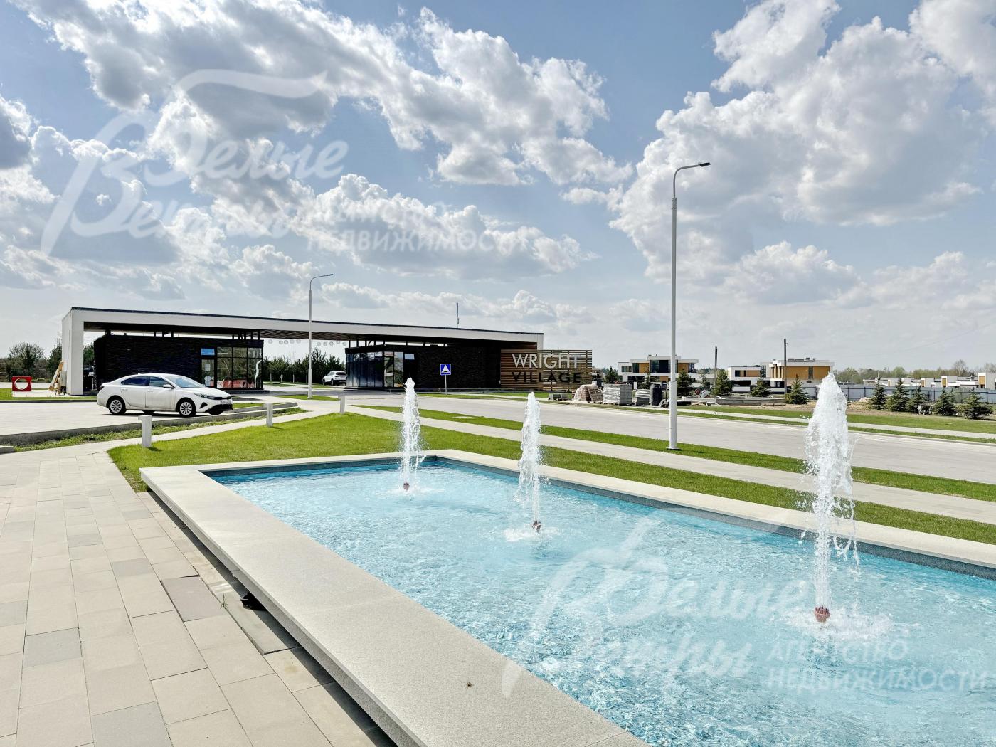 Территория коттеджного посёлка. В коттеджном посёлке обустроены прогулочные зоны, спортивные площадки