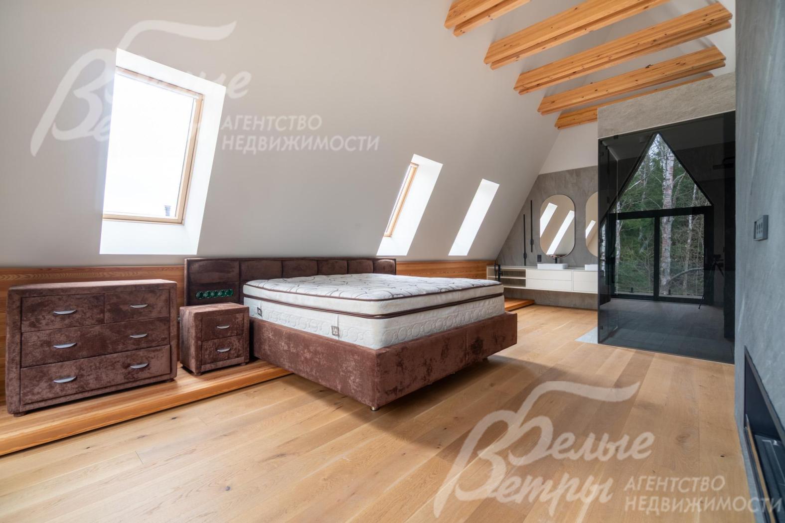 Спальная зона гармонично переходит в открытый санузел: раковины и ванна находятся без перегородок, а душевая и часть санузла отделены стеклянными перегородками