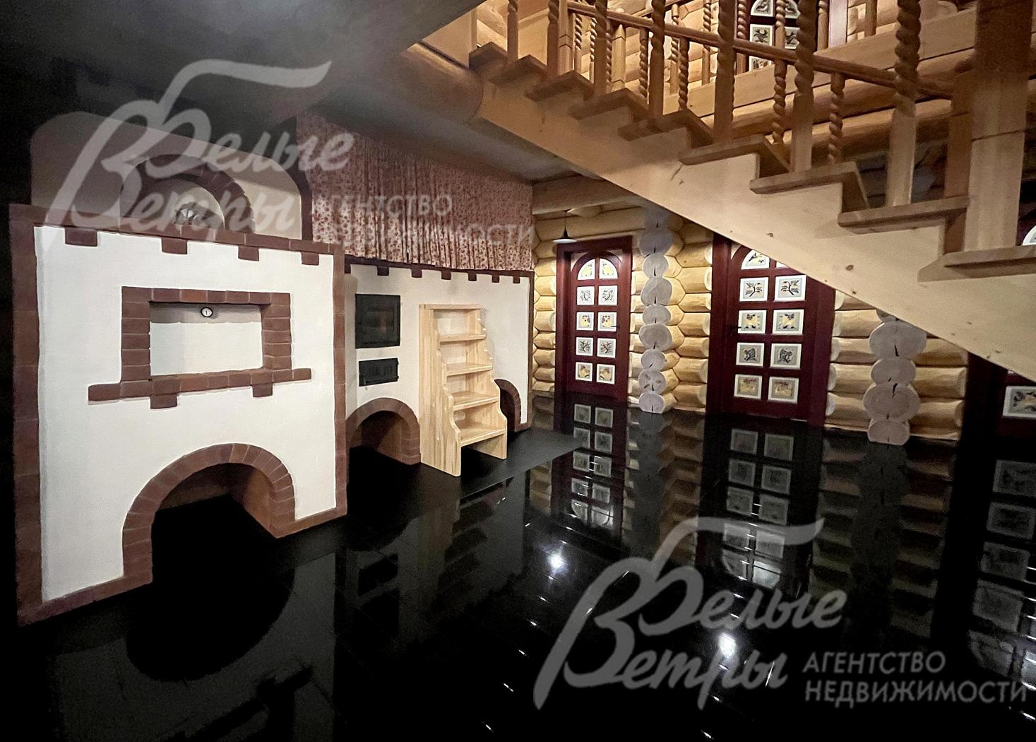 Центральный элемент кухни-столовой – кирпичная русская печь ручной работы: на печи - просторная лежанка размером с двуспальную кровать и специальная лестница для подъёма