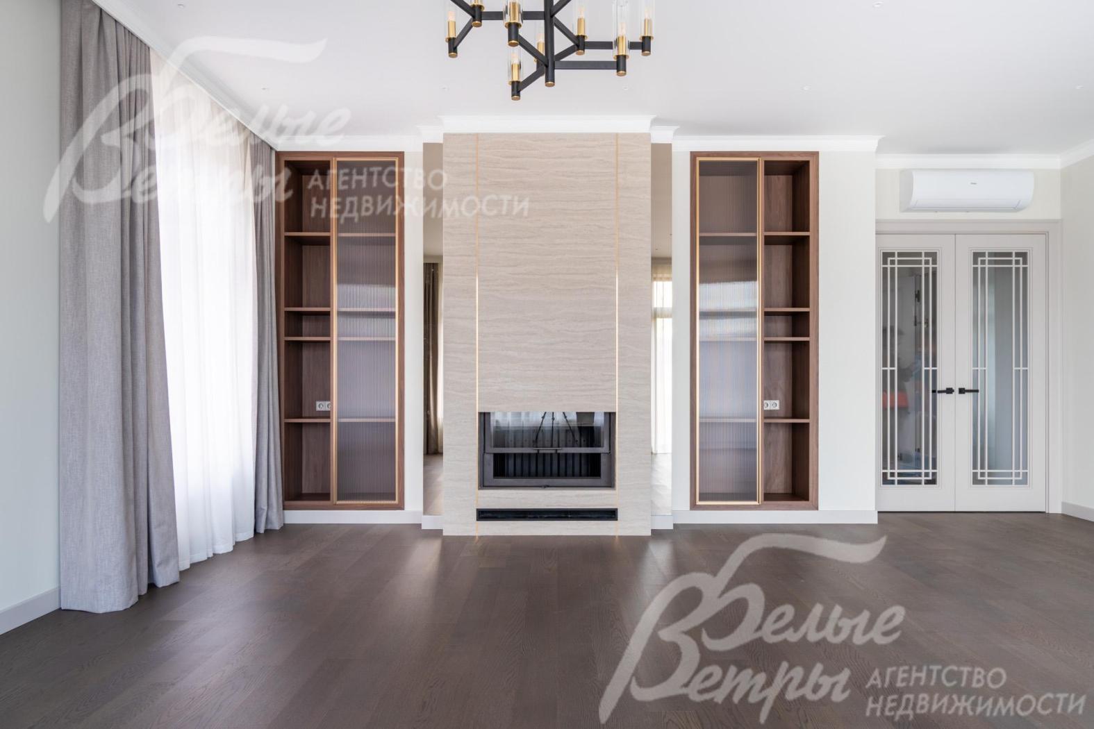 Дровяной камин в гостиной