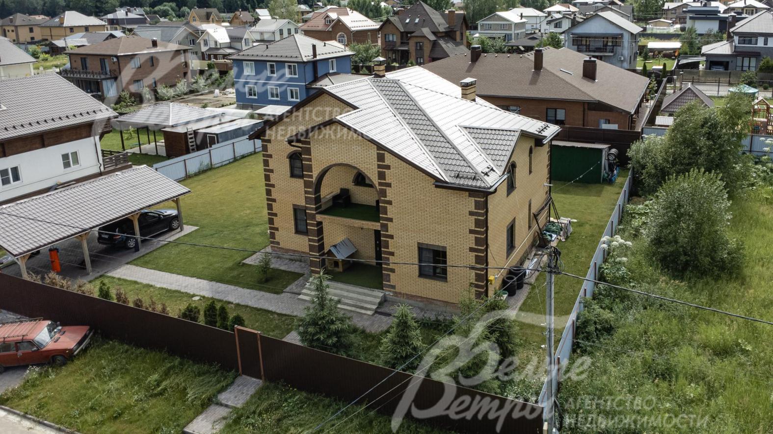 Участок огорожен забором из металлопрофиля + ворота откатные электрические