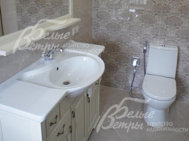 В с/у на полу плитка с водяным подогревом