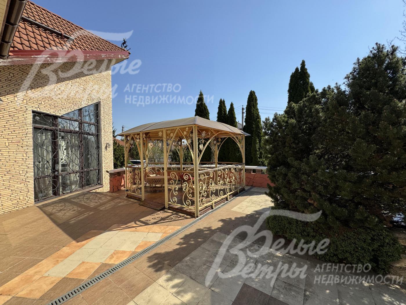 Выход из гостиной на террасу с фонтаном