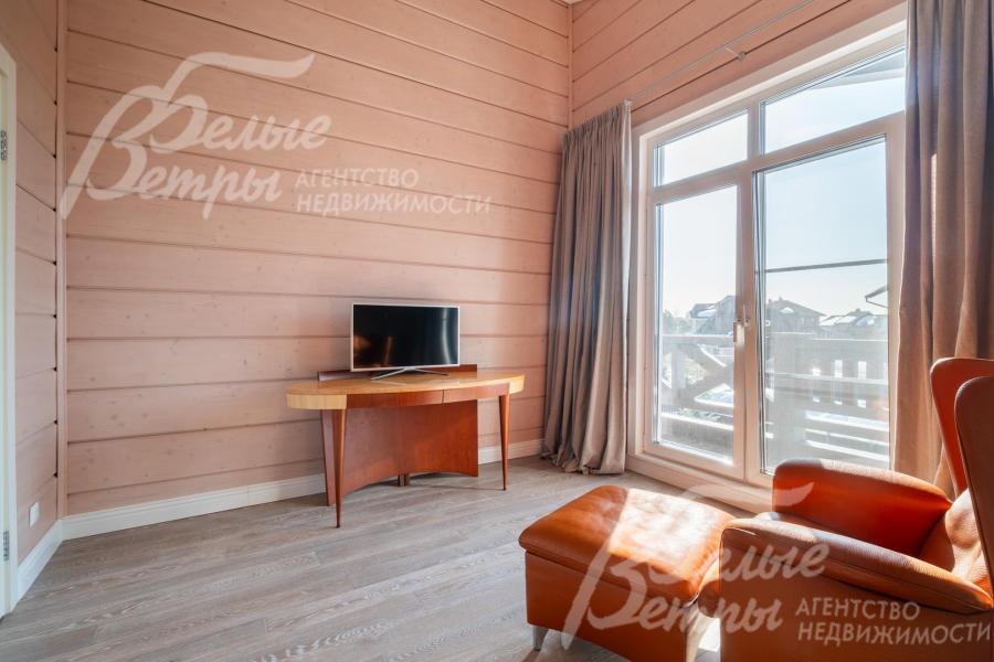 Одна из спален на втором этаже - её можно обустроить под рабочий кабинет