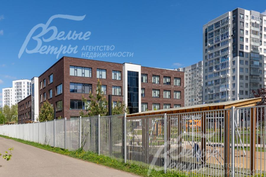 В пешей доступности школа, детские игровые и спортивные площадки.