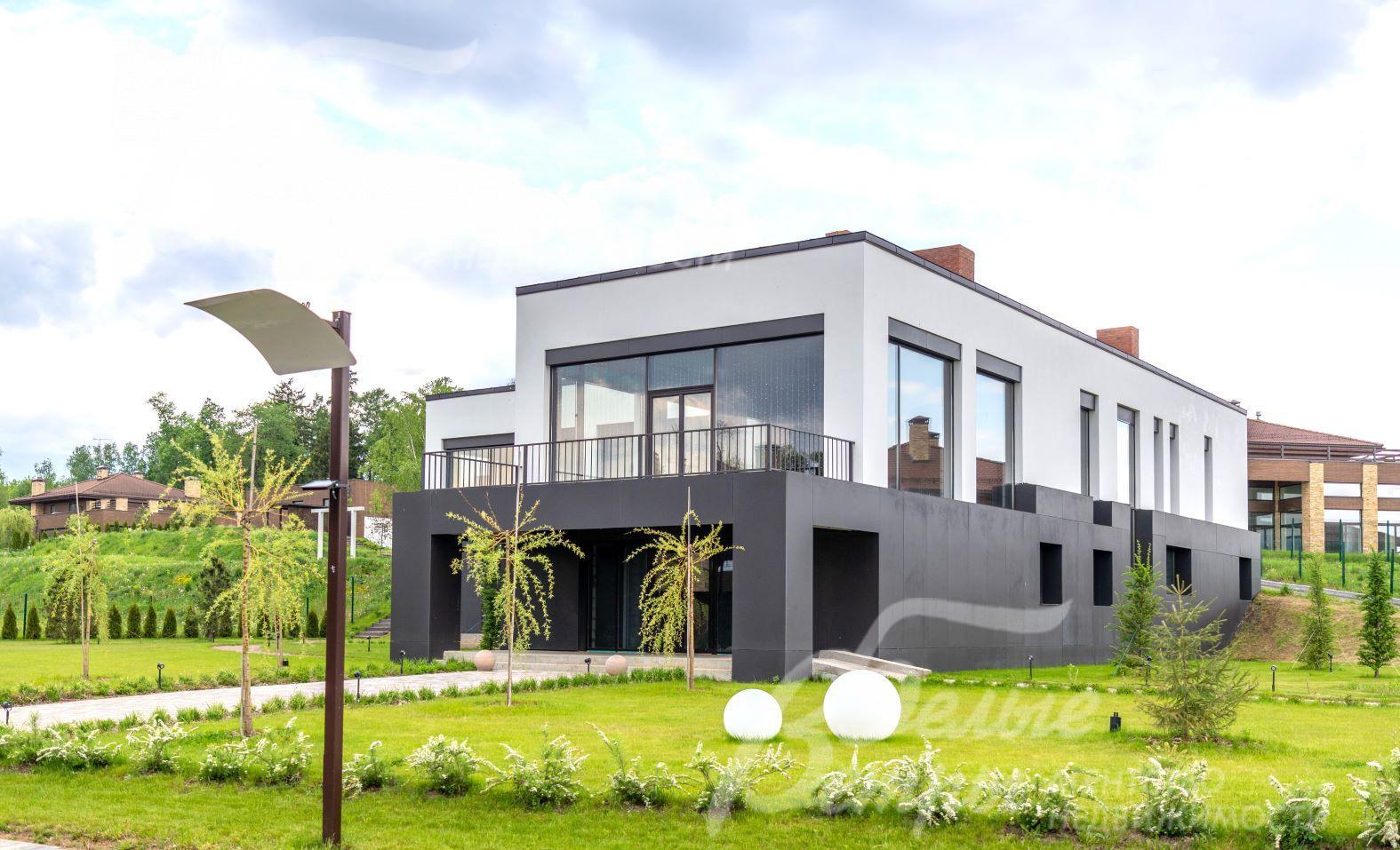 Клубный спа-центр с бассейном, банями, спортзалами, с кафе и банкетным залом