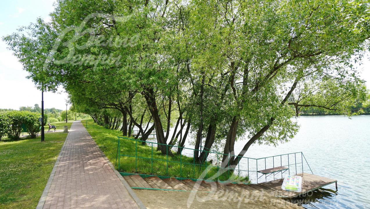 Озеро с лодочной станцией