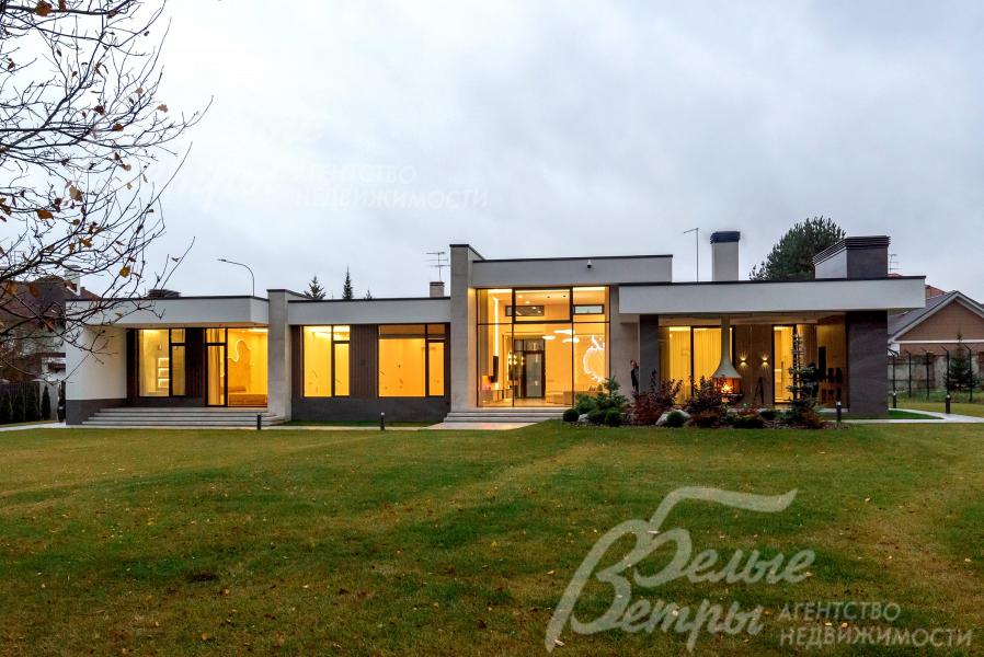 Новый одноэтажный меблированный дом в стиле хай-тек с впечатляющим экстерьером, отделанным керамогранитом, штукатуркой и ясенем