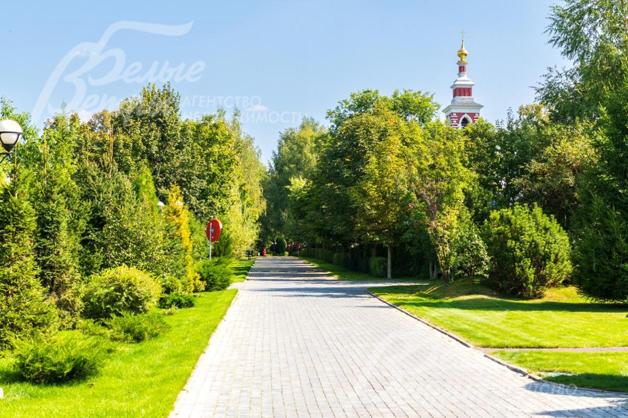 Старинный храм рядом с поселком