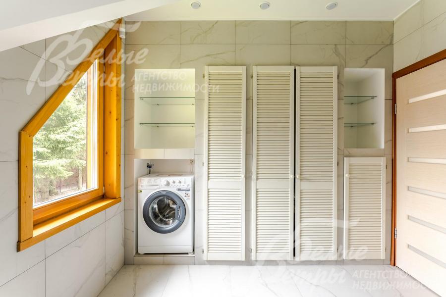 Санузел на втором этаже оборудован стиральной машиной и функциональной встроенной системой хранения