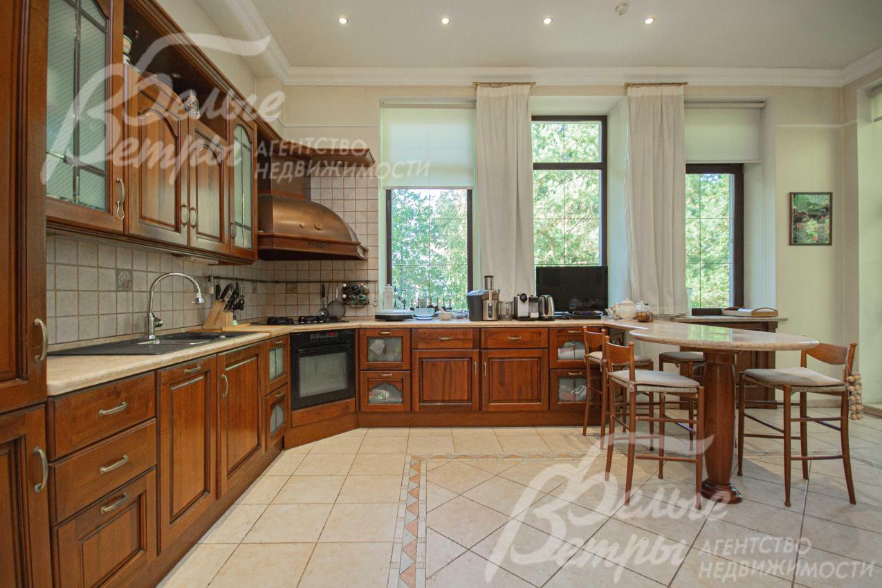 В кухне встроенная техника Miele, AEG, Liebherr.