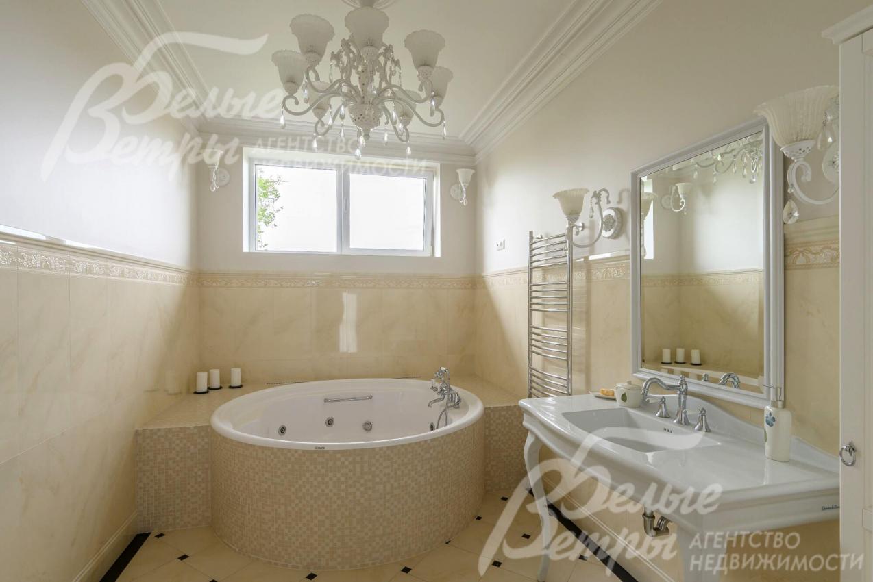 Санузел с ванной-джакузи.