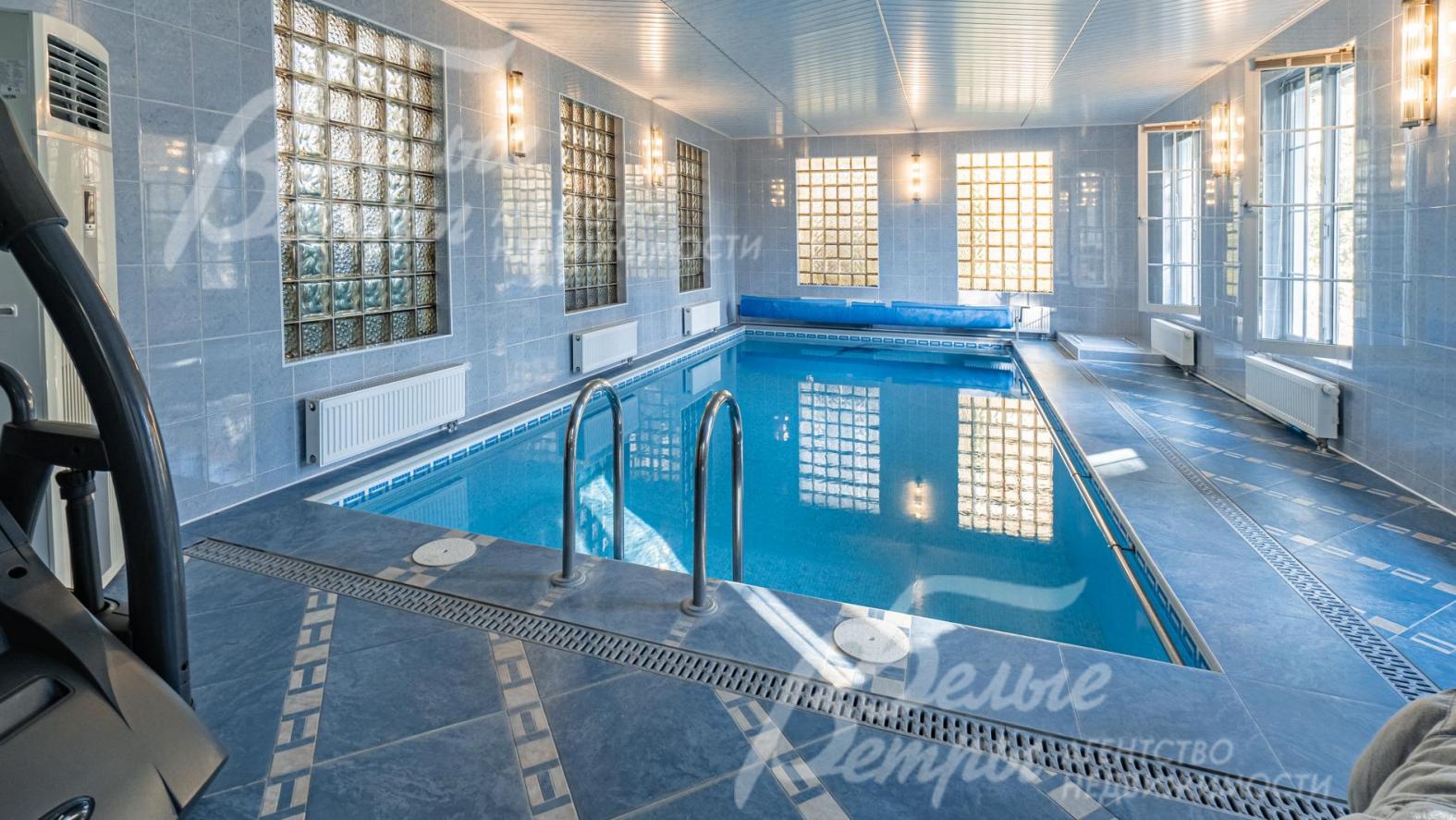 Скиммерный бассейн размерами 7х3,5 м, глубина 1,5-2 м