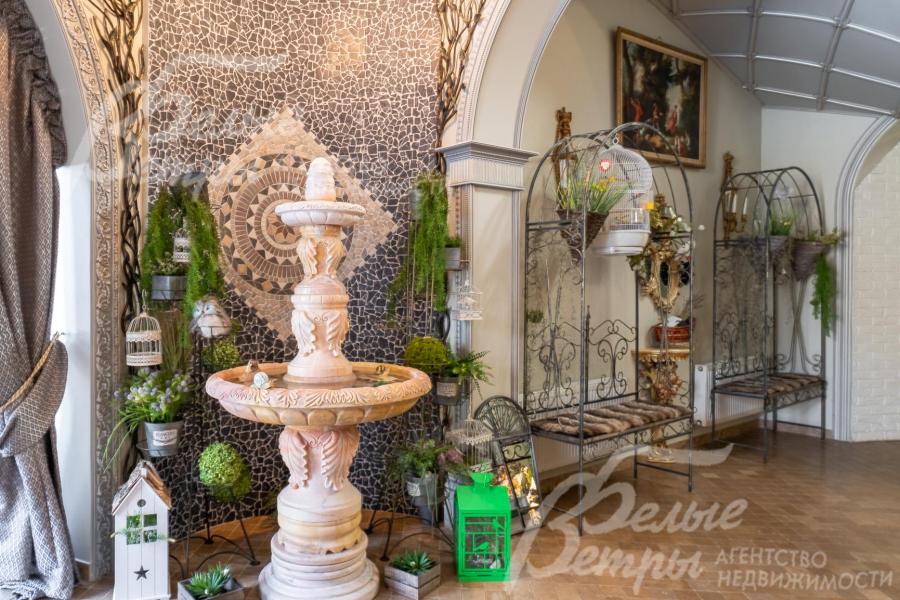 В лестничном холле действующий фонтан из розового корейского мрамора