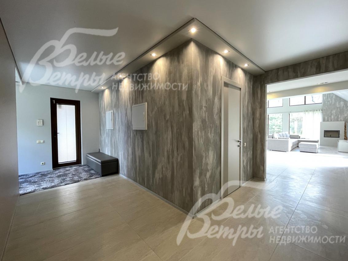 Прихожая-холл с гостевым санузлом