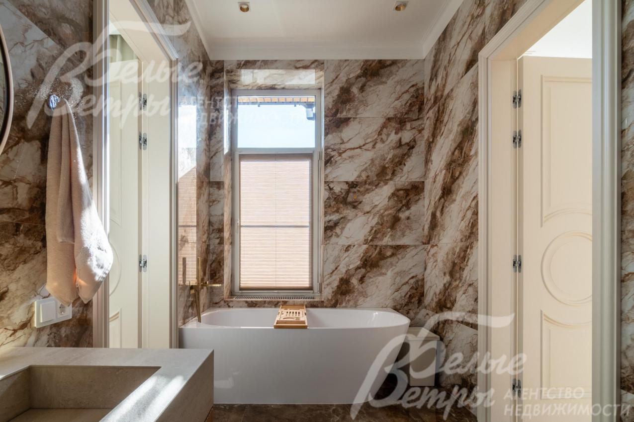 Санузел сквозного типа со входами из кабинета и спальни