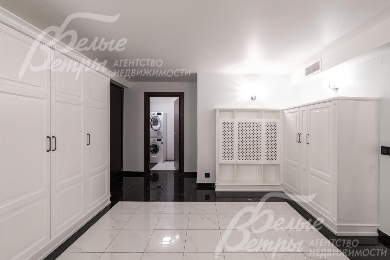Гардеробная и постирочная в цокольном этаже