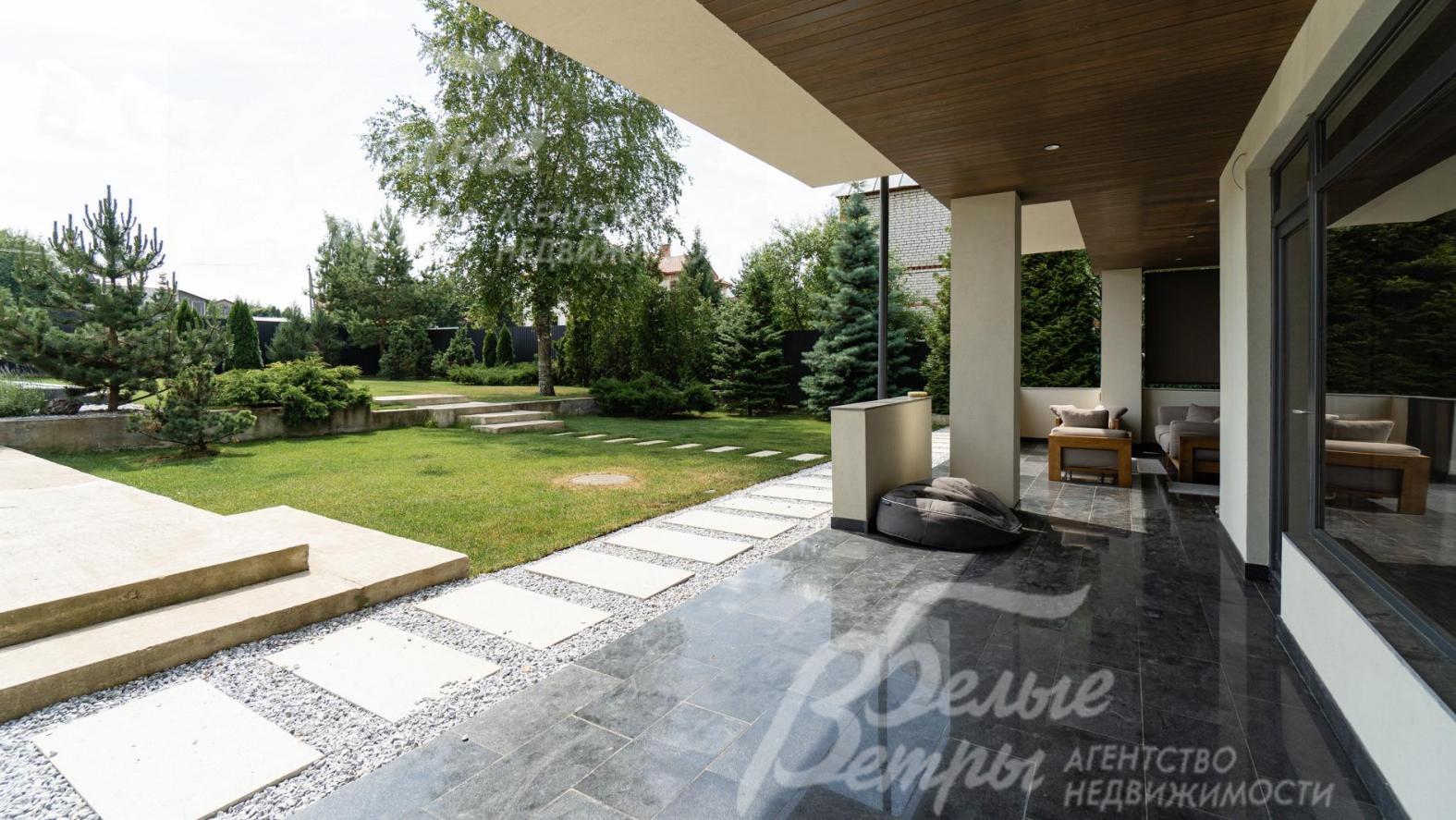 Выход с террасы находится на одном уровне с землей (без ступеней)