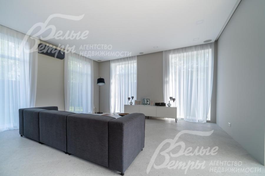 В гостиной - несколько больших окон "в пол": комната наполнена естественным освещением