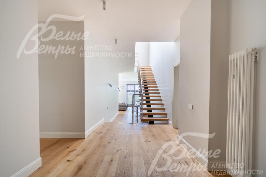 Лестничный холл первого этажа - стены выкрашены в благородный цвет «овечья шерсть»