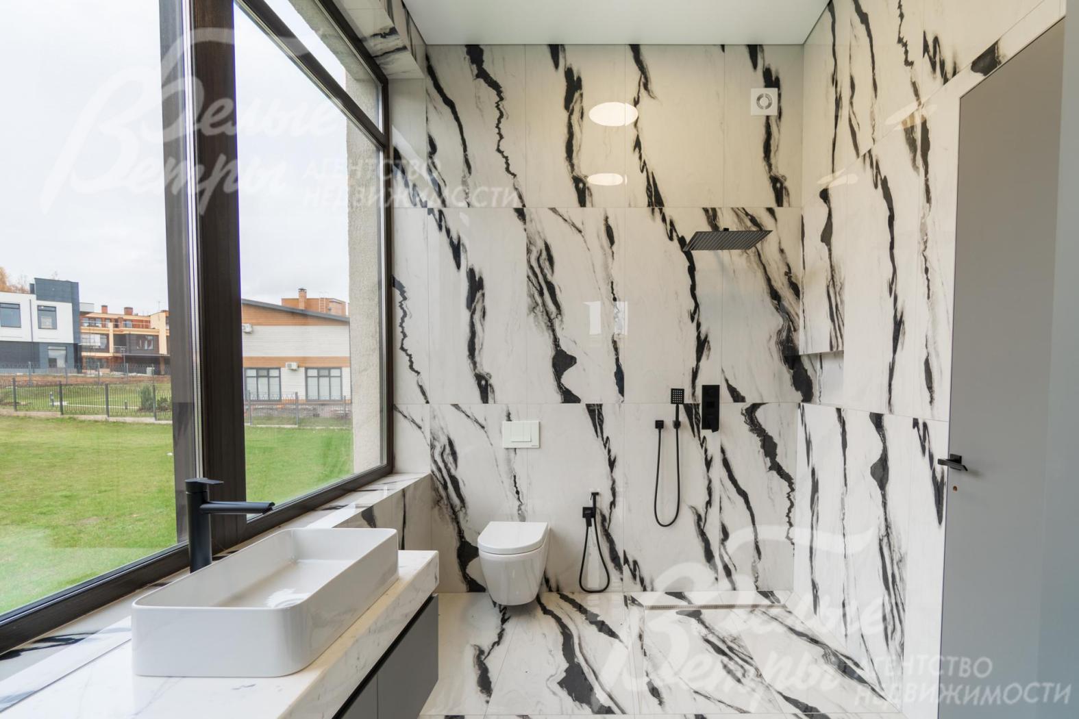 В санузлах - плитка Laparet