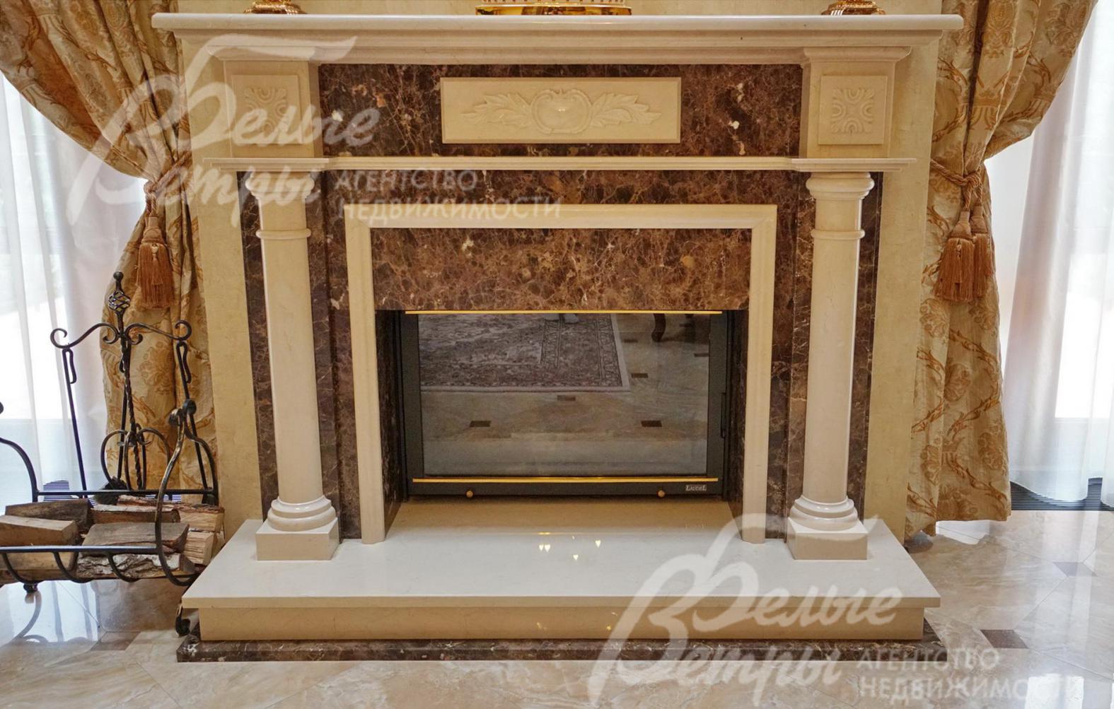 В гостиной камин отделан мрамором 