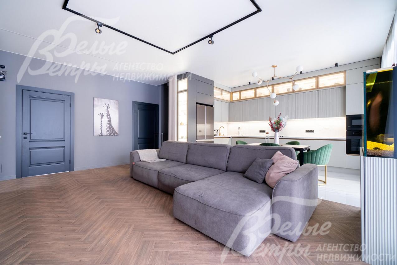 Гостиная в светлых тонах с дизайнерскими светильниками