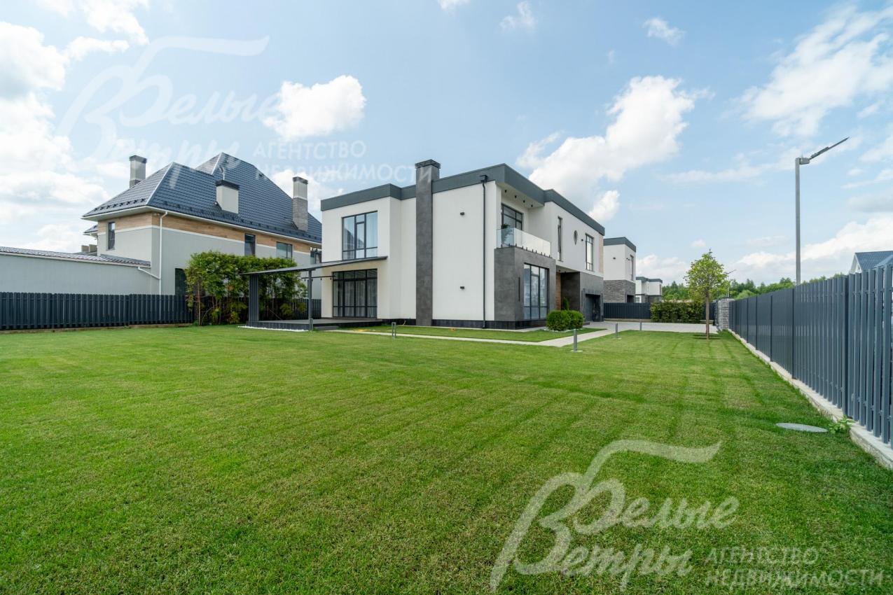 Перед домом - большая лужайка с газоном 24×20 м