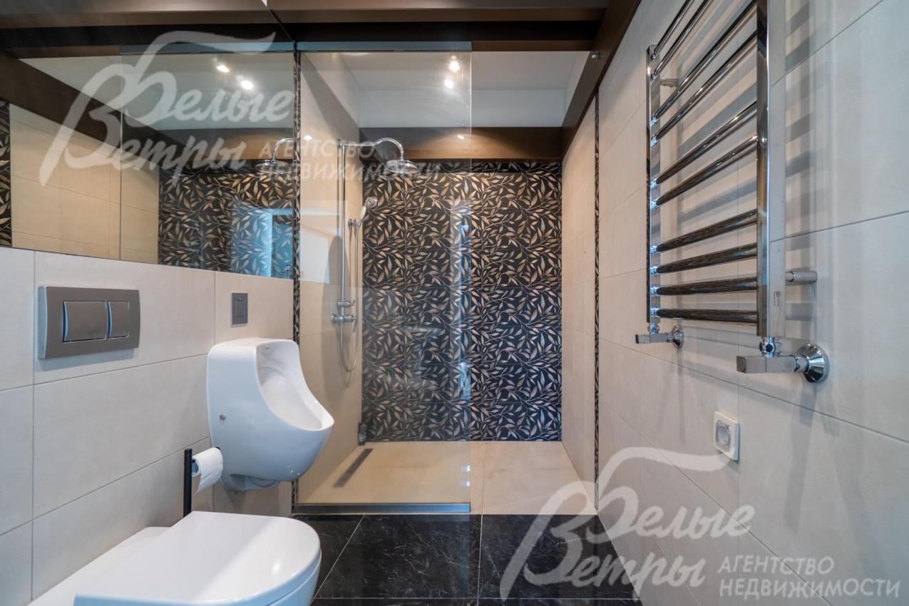 Санузел на первом этаже с душевой и писуаром, отделан дорогостоящей коллекционной плиткой