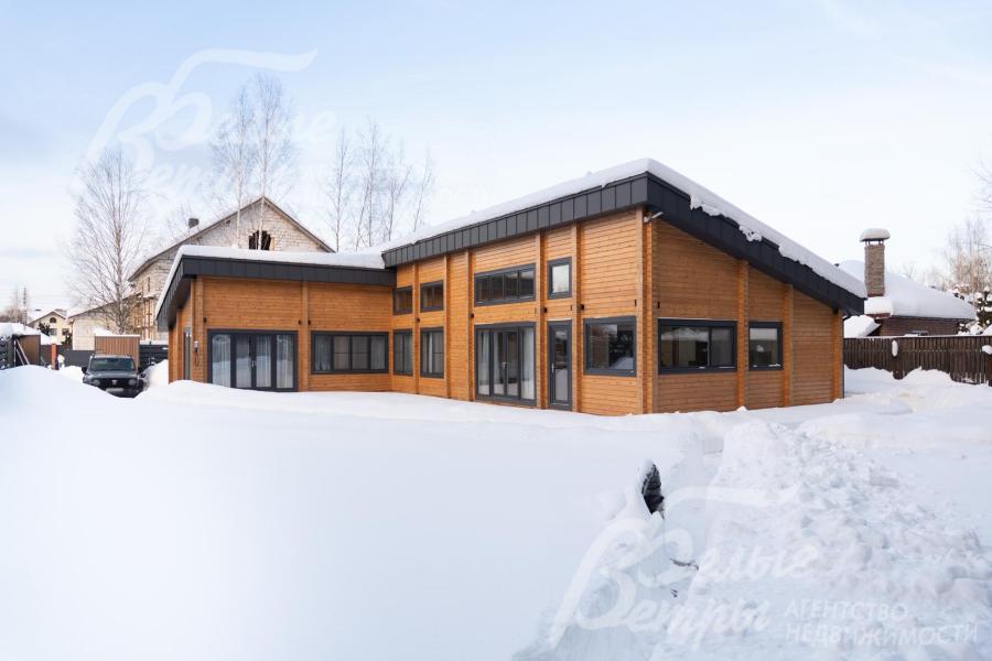 Одноэтажный дом из клеёного бруса, построенный в современном стиле, с выразительной конструкцией экстерьера