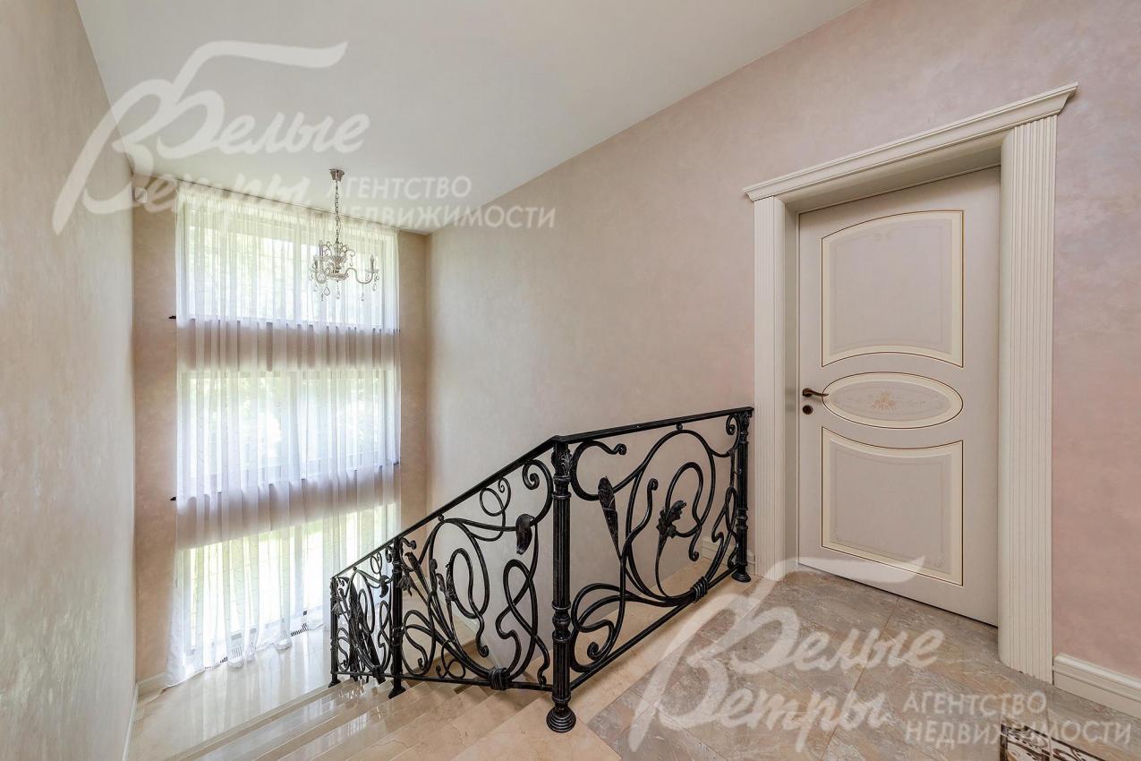 Кованые ограждения второго света, перила лестниц выполнены на заказ с дизайнерским рисунком