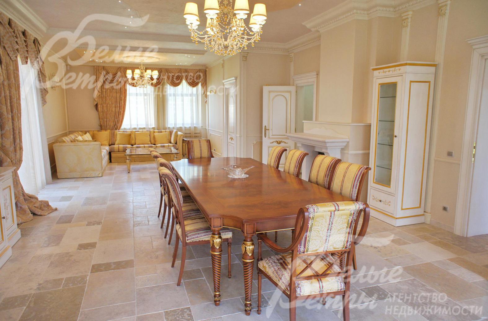 Гостиная-столовая в основном доме