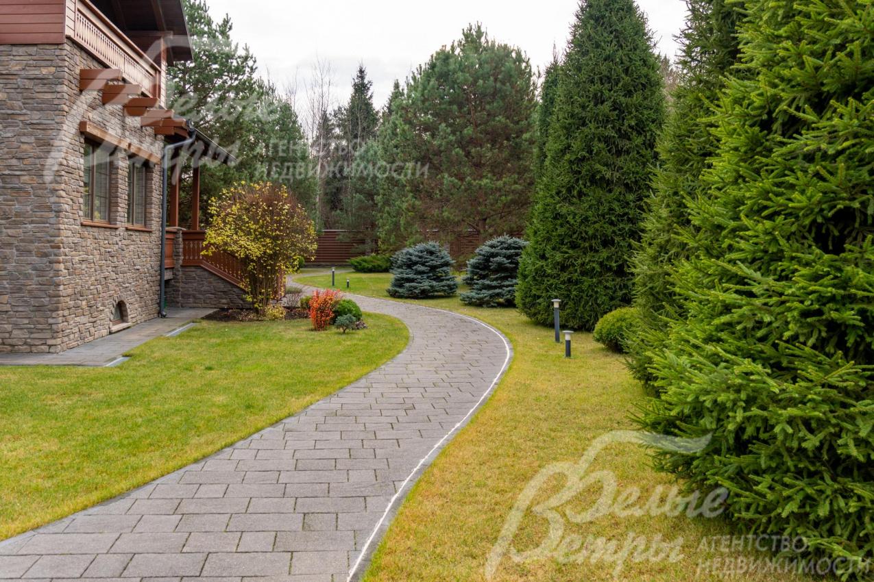 Дорожки и площадка для парковки выложены бетонной брусчаткой с гранитной крошкой, выполнено освещение