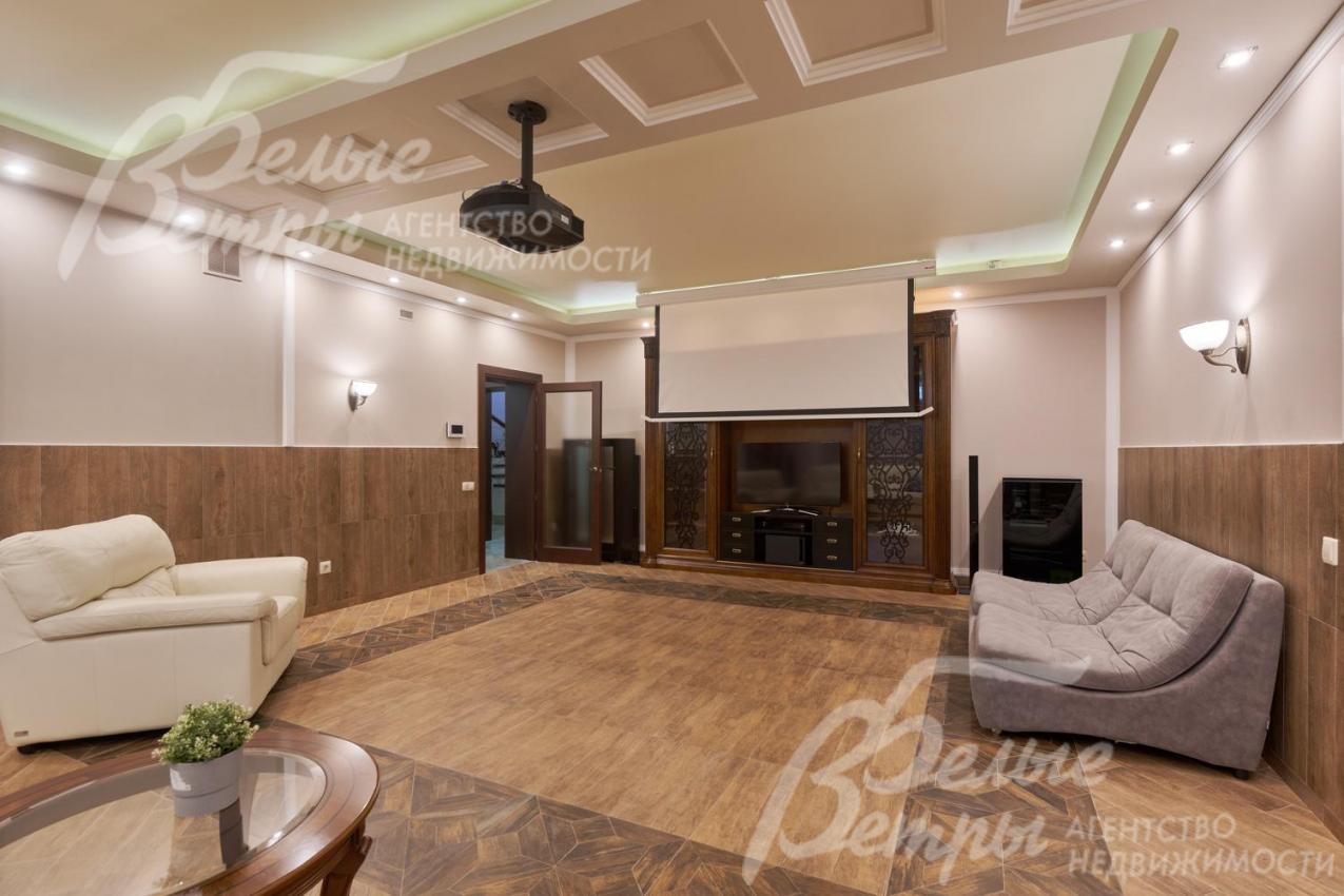 В кинотеатре на цокольном этаже установлены: диванная группа, ТВ, проектор, выдвижной экран