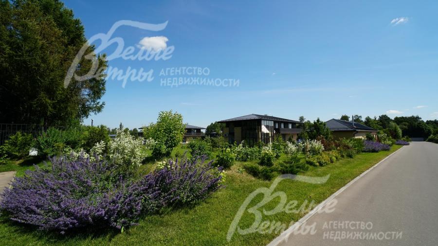 Ландшафтный дизайн на улицах поселка Варварино Эко.