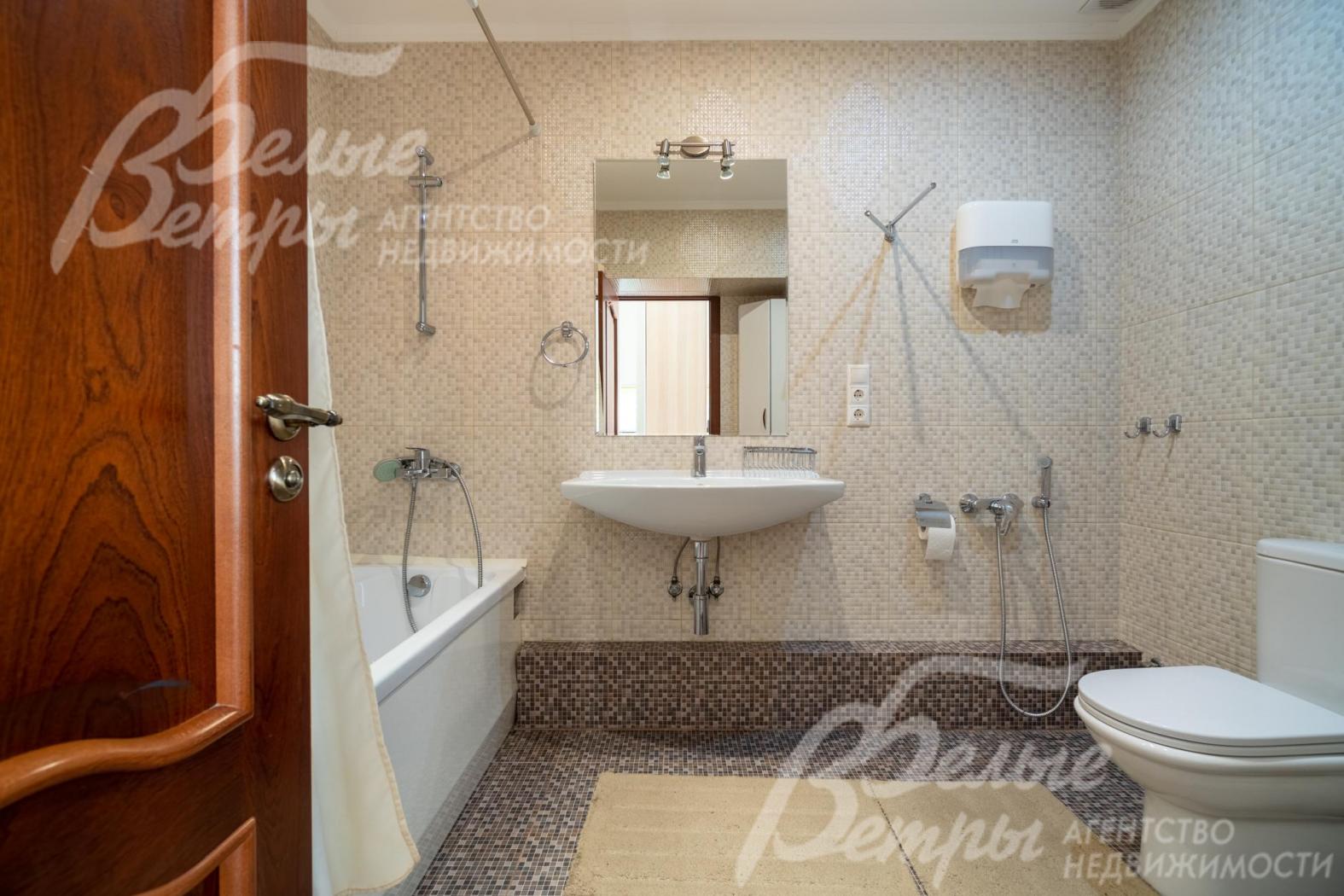 Санузел на первом этаже с ванной