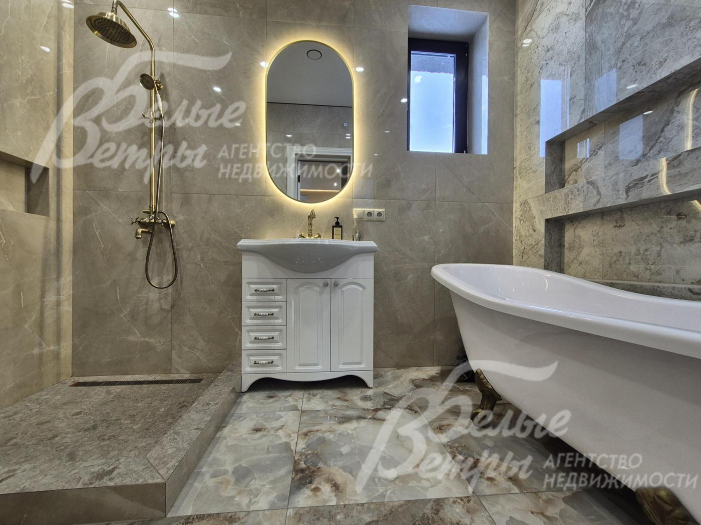 Хозяйский санузел отделан керамогранитом