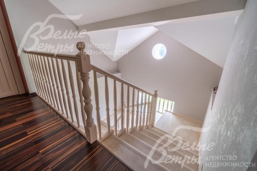 Лестница ведёт на функциональный мансардный этаж