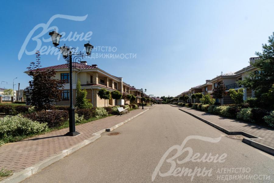 Широкие асфальтовые дороги и тротуары из брусчатки в поселке Николинские ключи Резиденция