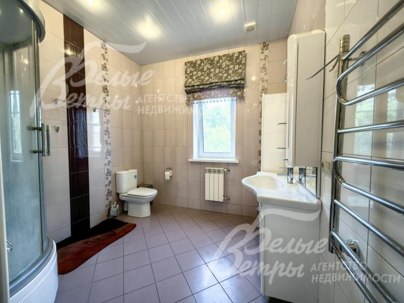 Санузел с душевой на 1ом этаже.