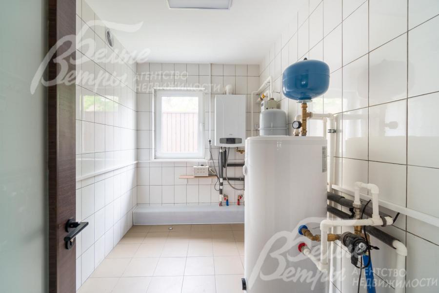 В доме - просторная оборудованная котельная: бойлер косвенного нагрева на 200 литров 