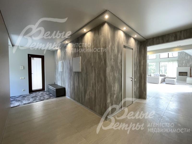 Прихожая-холл с гостевым санузлом