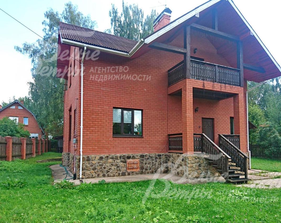 Цоколь отделан диким камнем