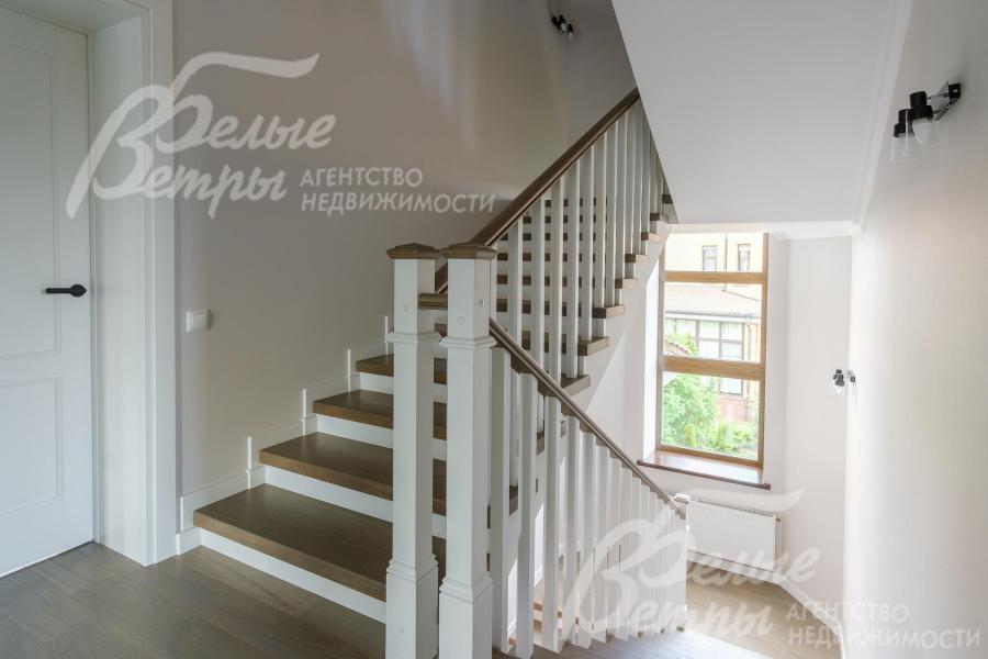 Лестница ж/б со ступенями и поручнями из массива