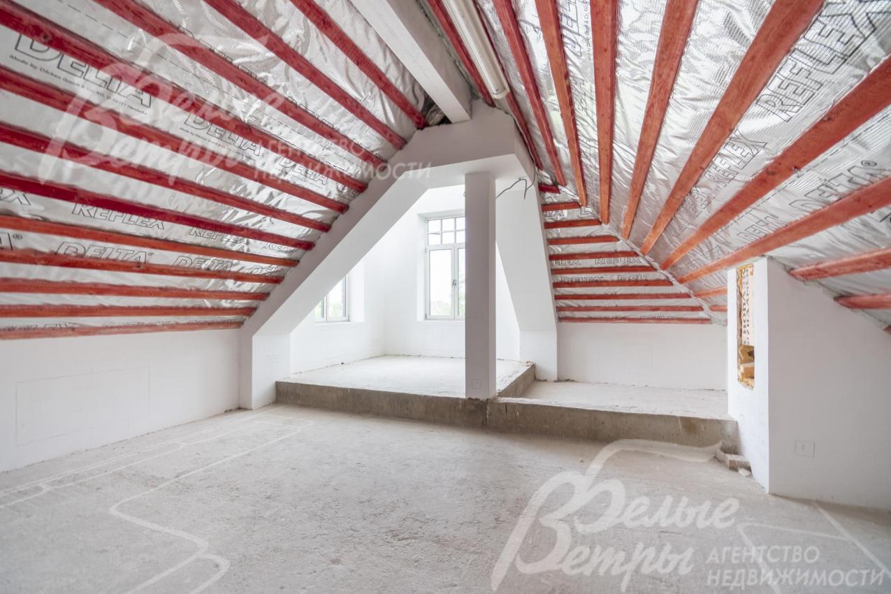 Помещение для кинотеатра или спортивного зала: у окна - подиум