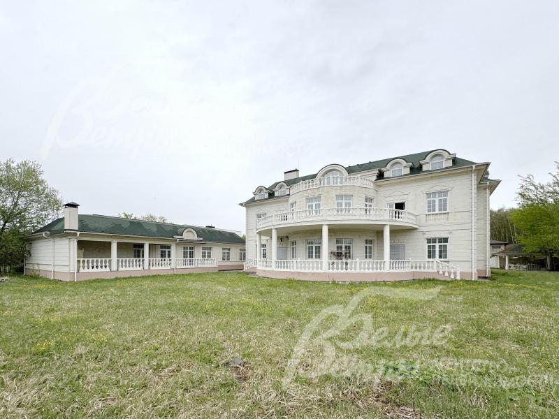 Усадебный ансамбль премиум-класса в стиле классицизма с впечатляющей статусной архитектурой