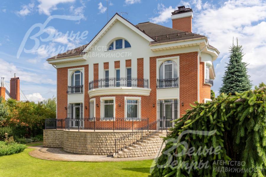 Облицовка стен: облицовочный кирпич с белым контрастным декором из формованного бетона. Цоколь - натуральный камень